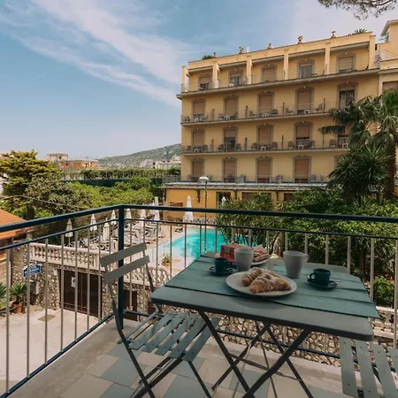 Nyaraló Main Road *