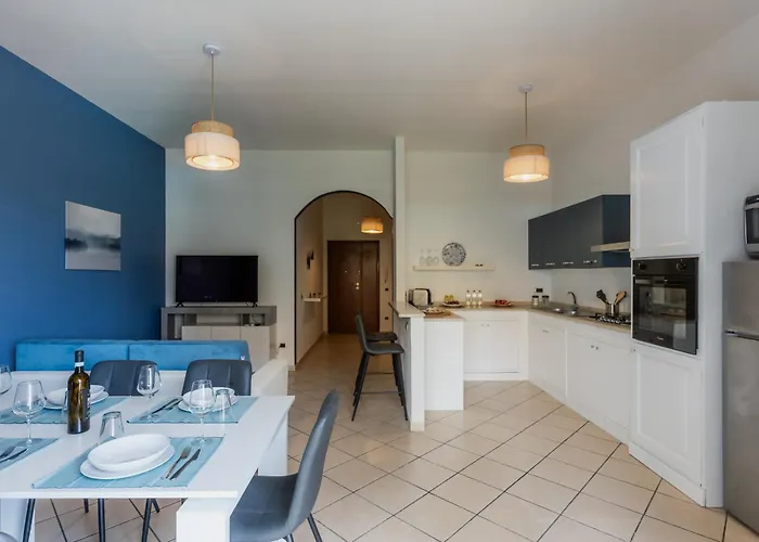 Nyaraló Main Road *