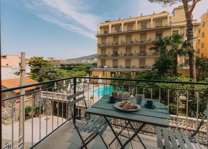 Nyaraló Main Road *