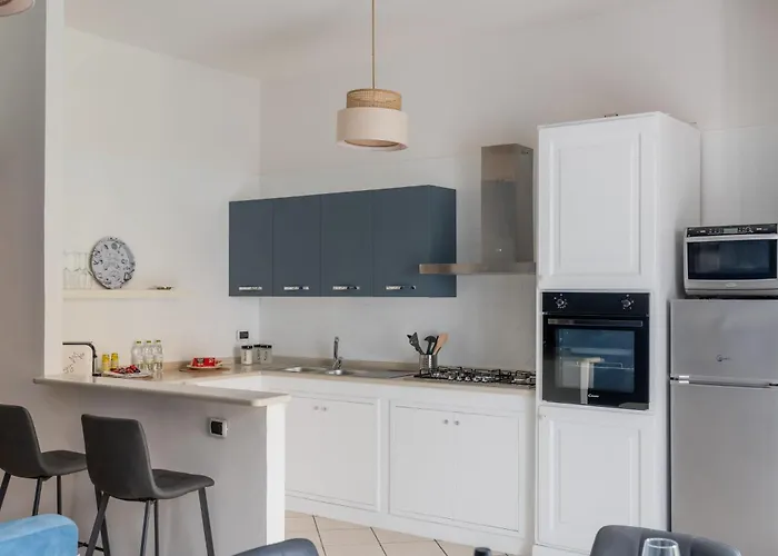 Main Road Nyaraló *